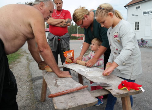 Barnen fick prova på bakning av bröd som gräddades på häll.