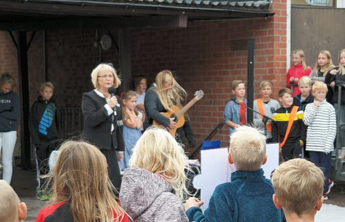 Rektor Margareta Öhman och Marie Stendahl (med gitarr)